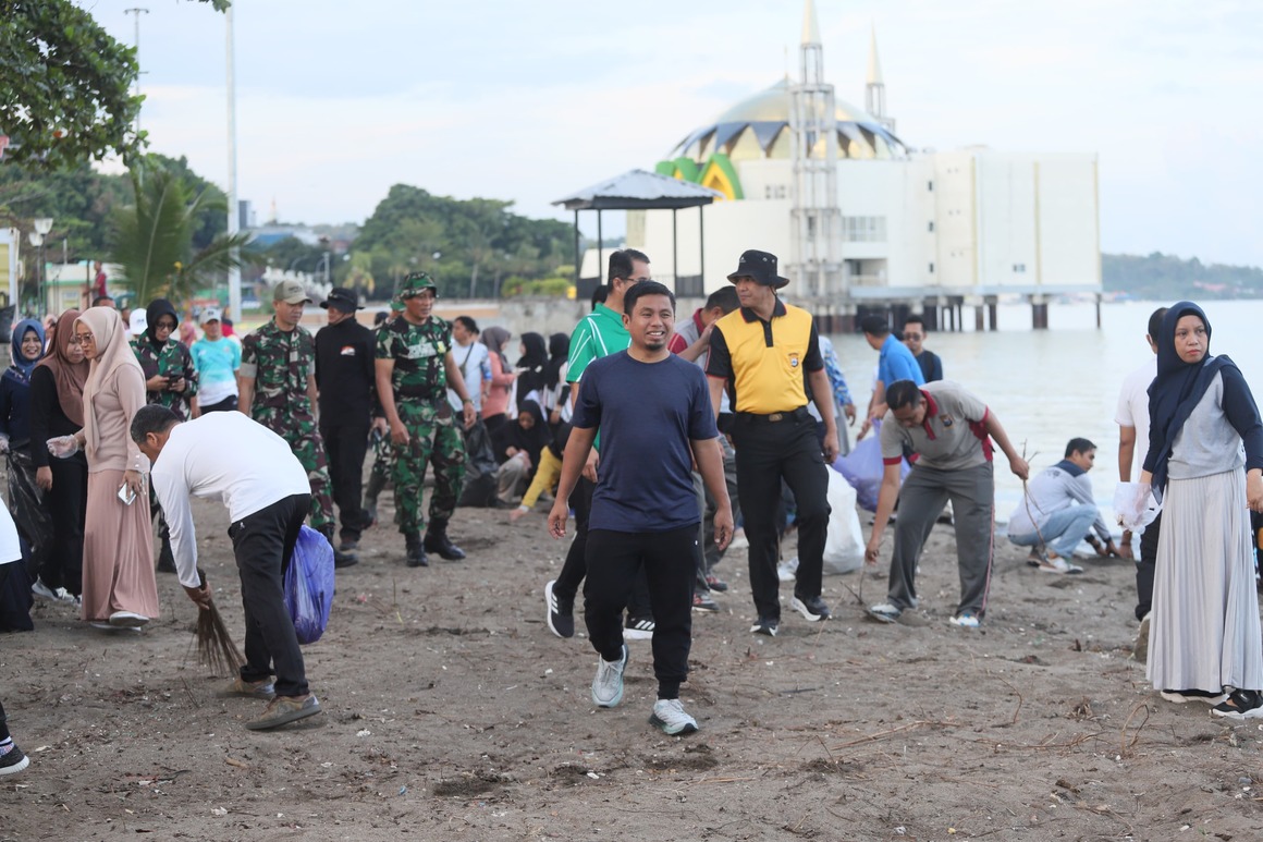 Jumat Bersih Peringati Hari Lingkungan Hidup Sedunia, Wali Kota Tasming Hamid Serukan Bersama Jaga Pantai dan Lingkungan 